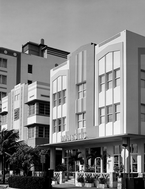loc-Art-deco-building-in-South-Beach-neighborhood-of-Miami-Beach-Florida.jpg