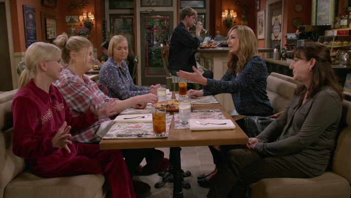 ia-MOM-2013-2021-0-mom.thumbs-Mom-S07E15-Somebody-s-Grandmother-and-the-A-List_0.jpg