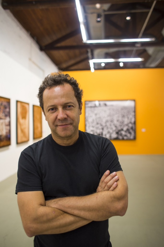 ia-Vik-Muniz-1961-Artist-Vik-Muniz-at-his-current-retrospective-at-the-Vale-Muse.jpg
