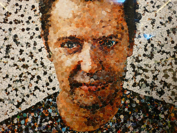 ia-Vik-Muniz-1961-Vik-Muniz-Self-portrait-photo-taken-by-Joyce-Takenaka.jpg.jpg