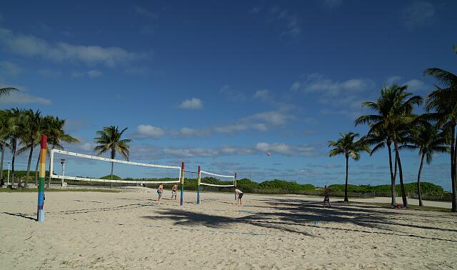 loc-Even-though-the-two-volleyball-players-to-the-left-of-the-net-have-a-manpowe.jpg