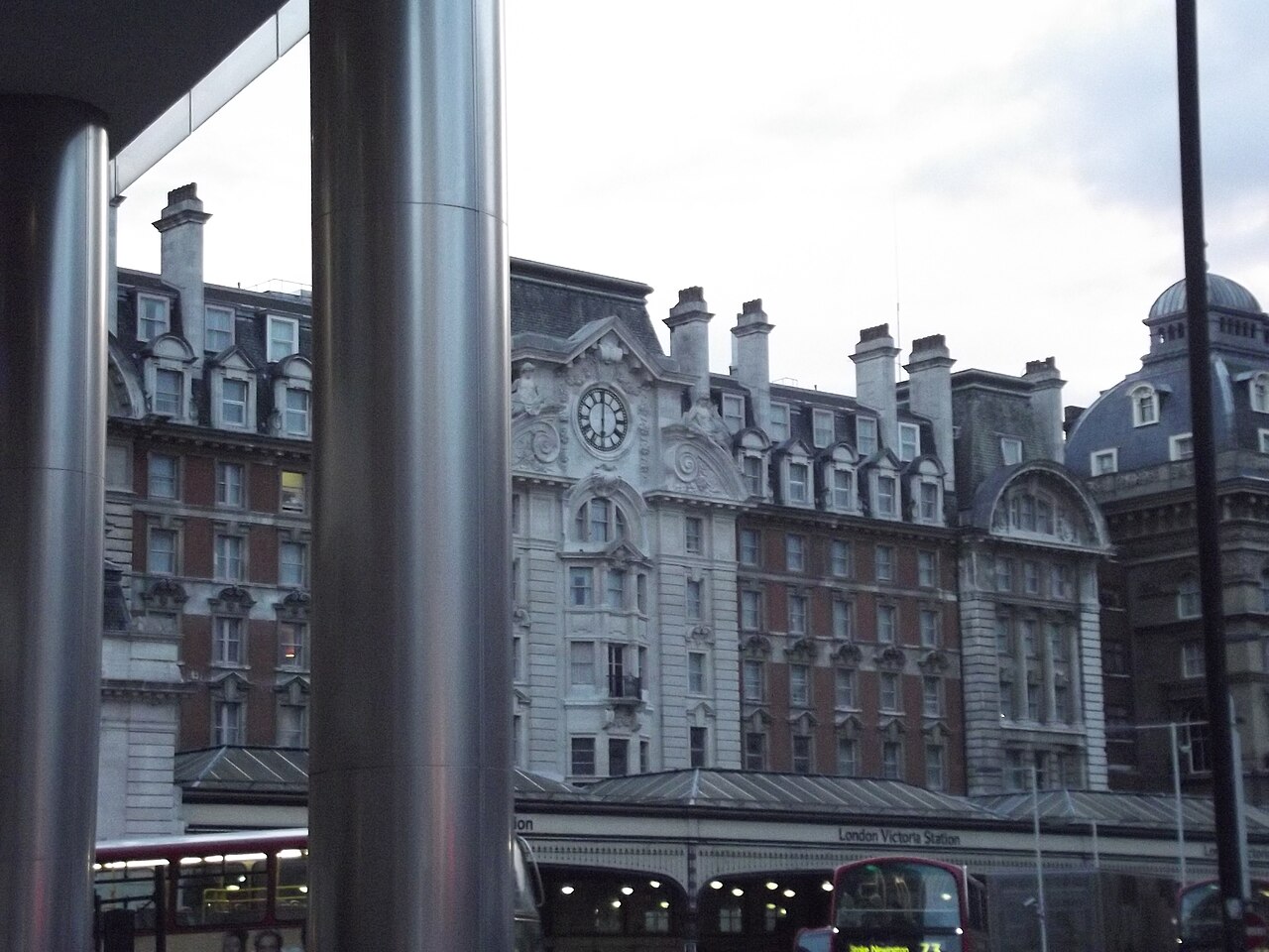 London_Victoria_Station__8103884565_.jpg