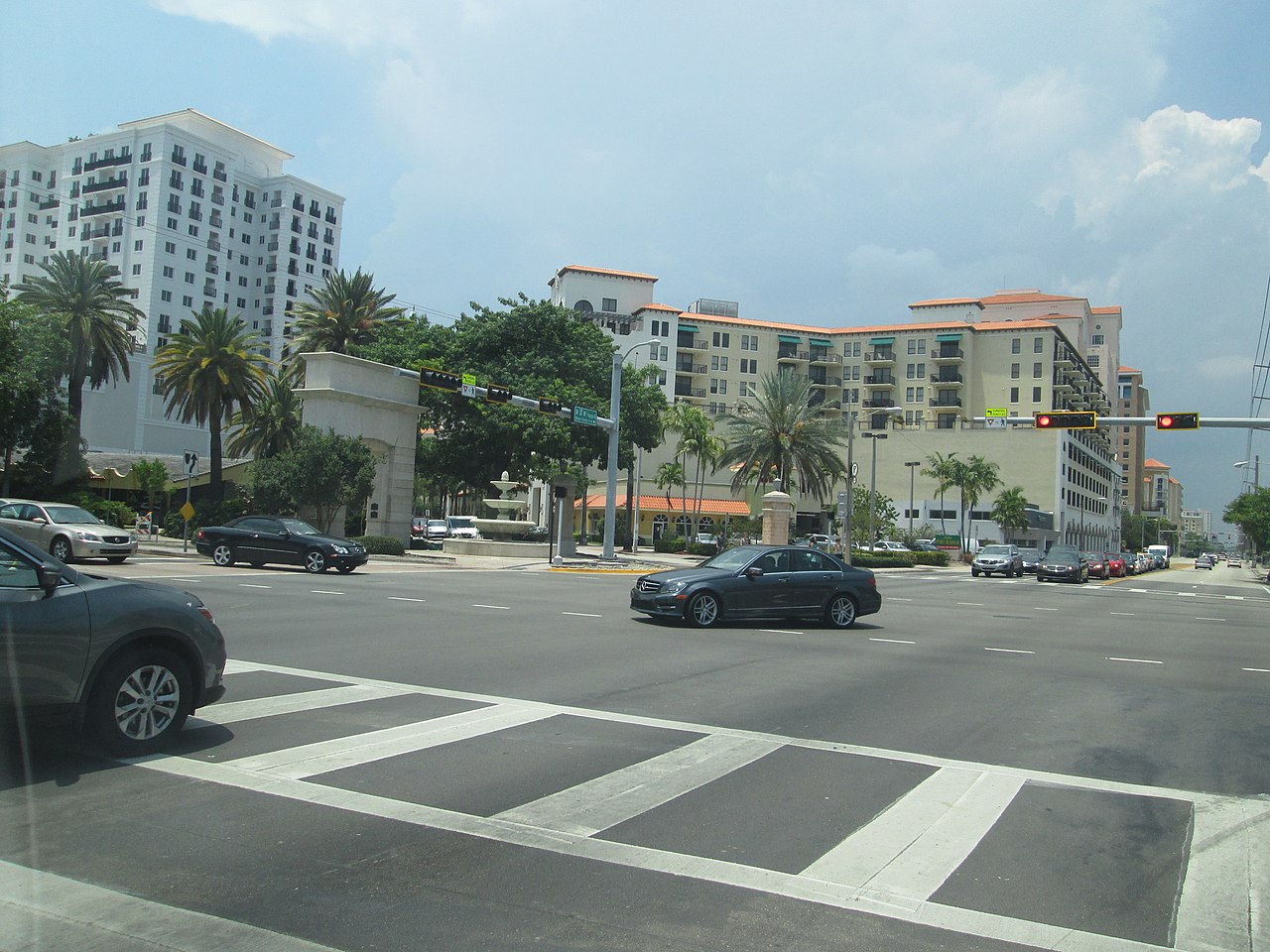 Coral_Gables_Miracle_Mile_Entrance_-_panoramio.jpg