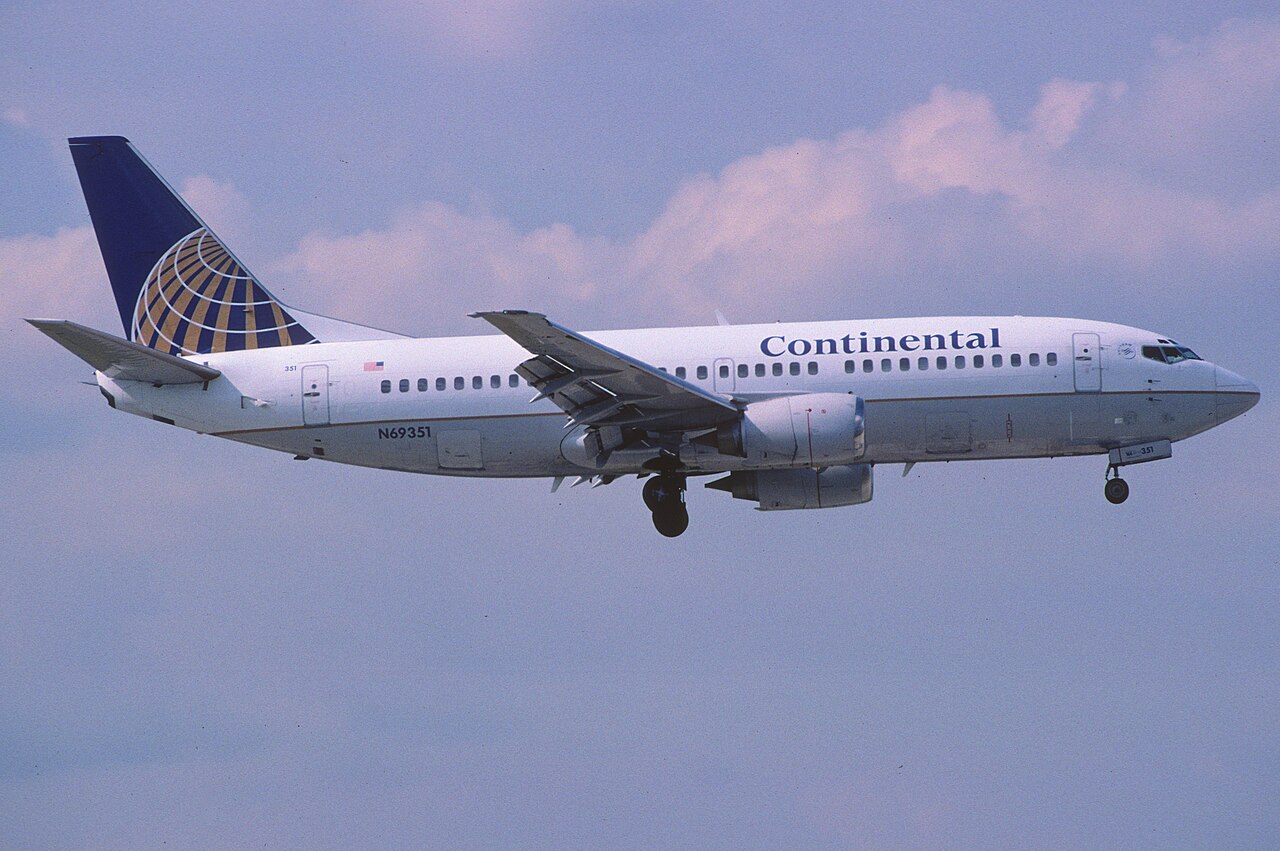 374bw_-_Continental_Airlines_Boeing_737-300__N69351_MIA_31.08.2005__8505903433_.jpg