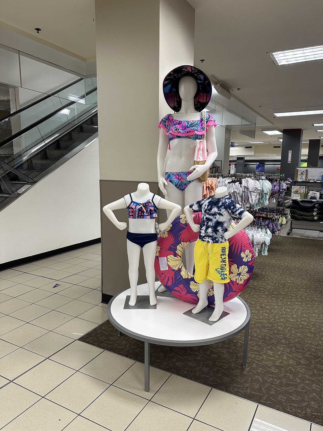 Sears_Coral_Gables_Florida_-_clothing_-_Still_open__Demember_2023_-_14.jpg