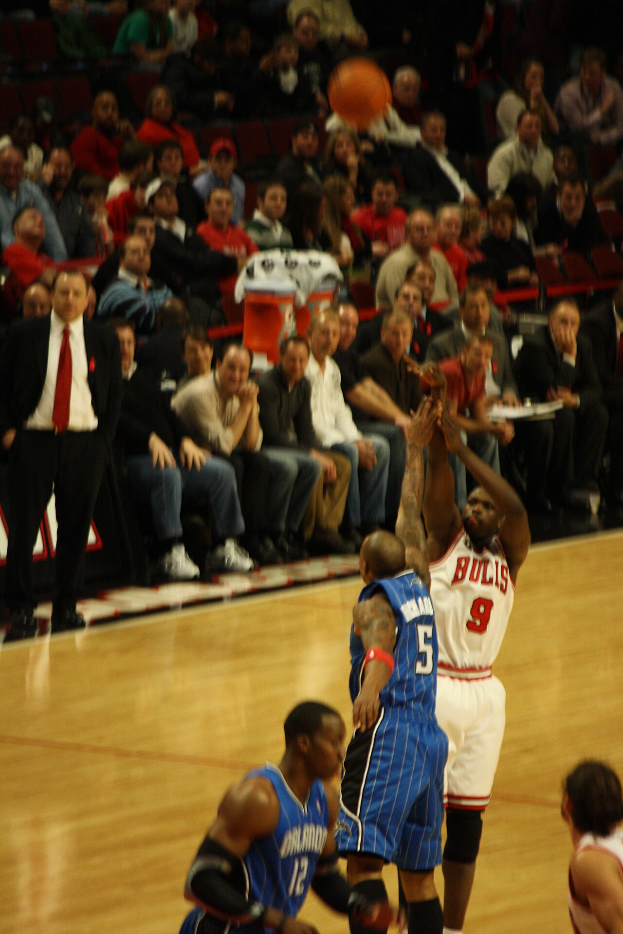 Luol_Deng_shooting_vs_Orlando_Magic.jpg
