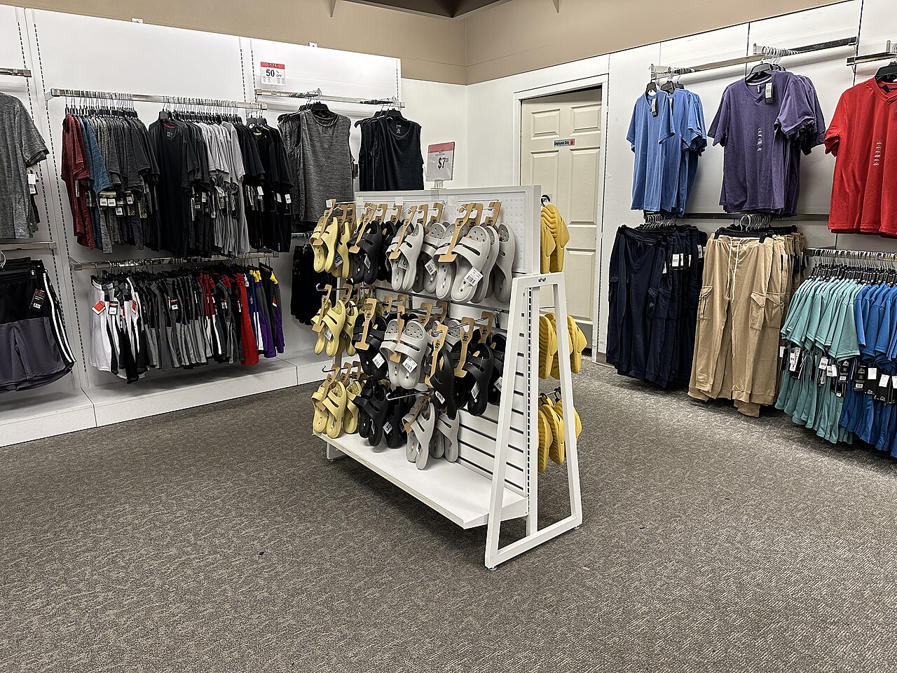Sears_Coral_Gables_Florida_-_clothing_-_Still_open__Demember_2023_-_02.jpg