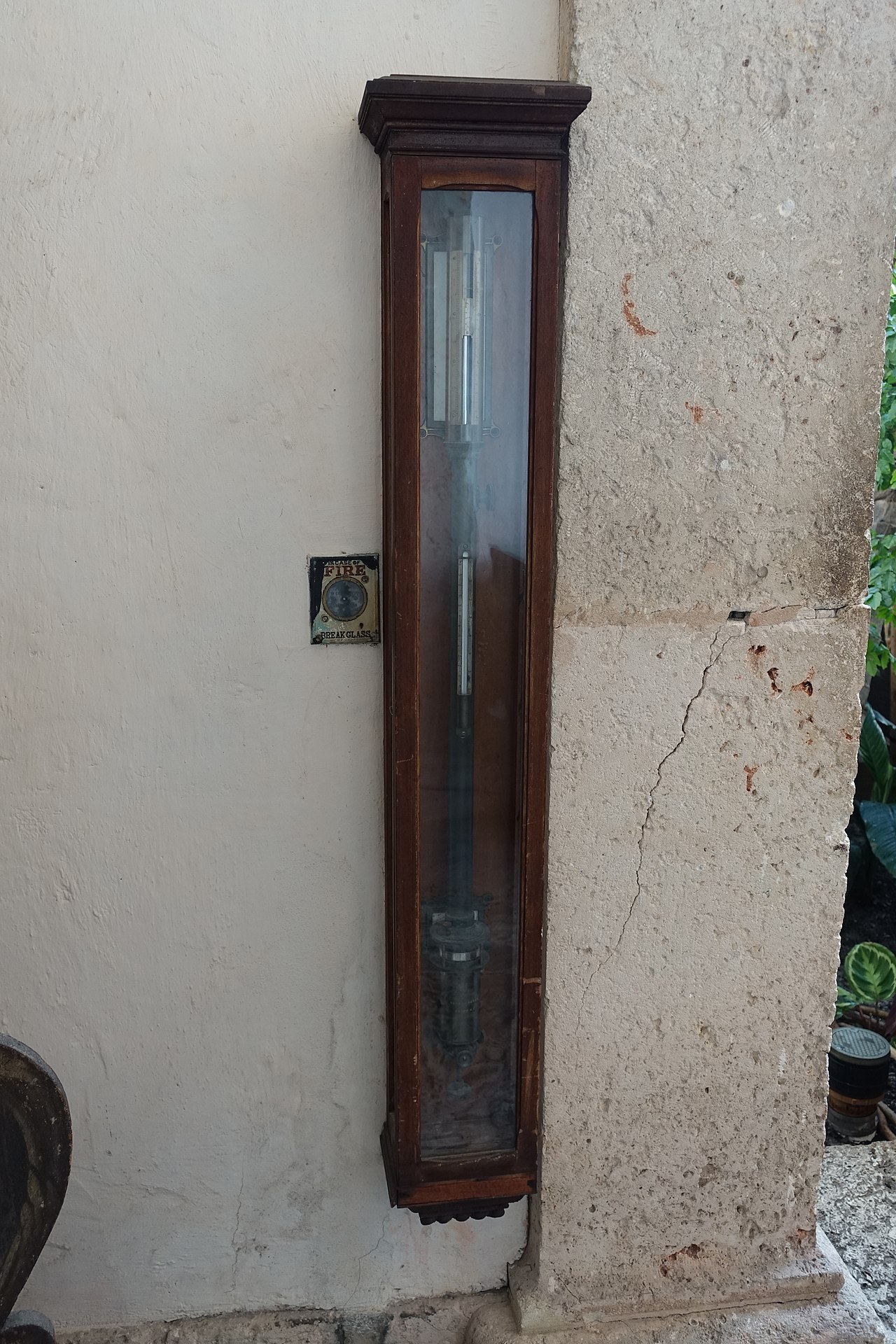 Baro-Thermometer_-_Vizcaya_Museum_and_Gardens_-_Miami__Florida_-_DSC08478.jpg