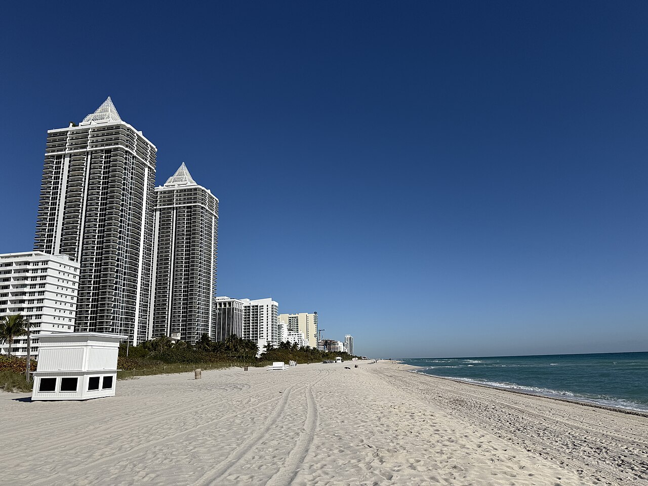 Miami_Beach_looking_north_at_Midbeach_Park_2.jpg