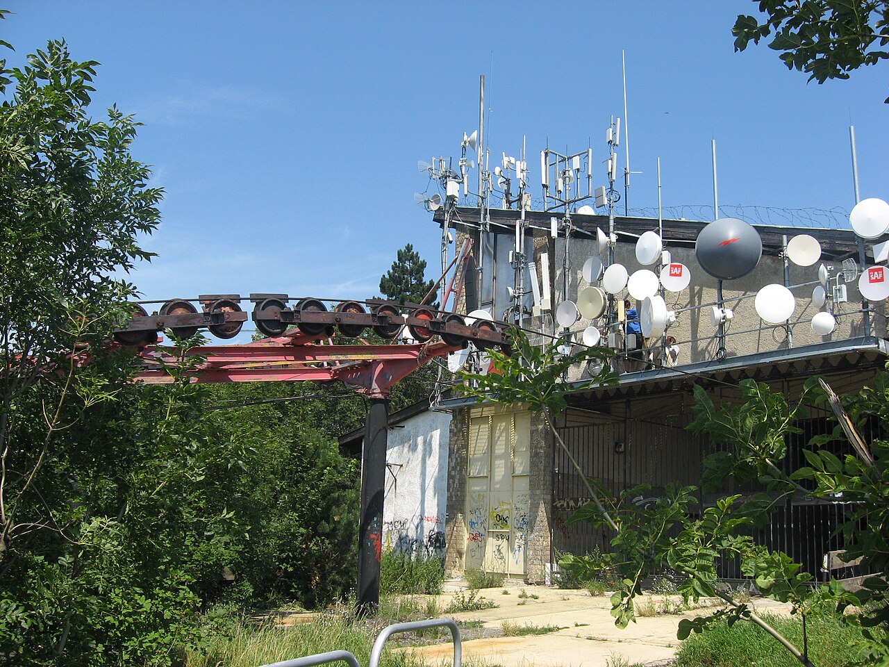 Lanov__Dr_ha_8_let_mimo_provoz_-_panoramio.jpg