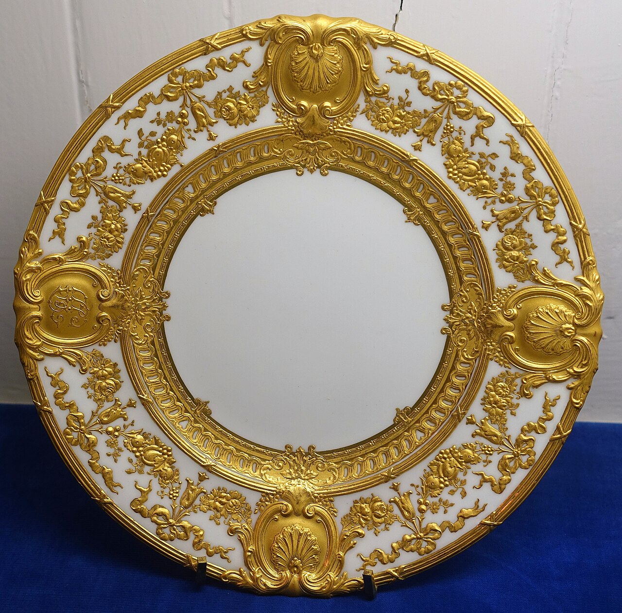 Gilt_ceramic_plate_-_Vizcaya_Museum_and_Gardens_-_Miami__Florida_-_DSC08438.jpg