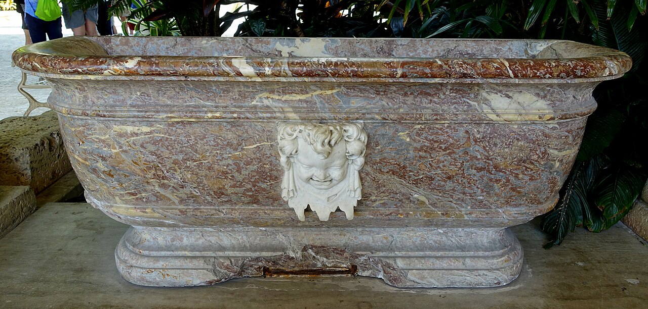 Tank__East_Loggia_-_Vizcaya_Museum_and_Gardens_-_Miami__Florida_-_DSC08366.jpg