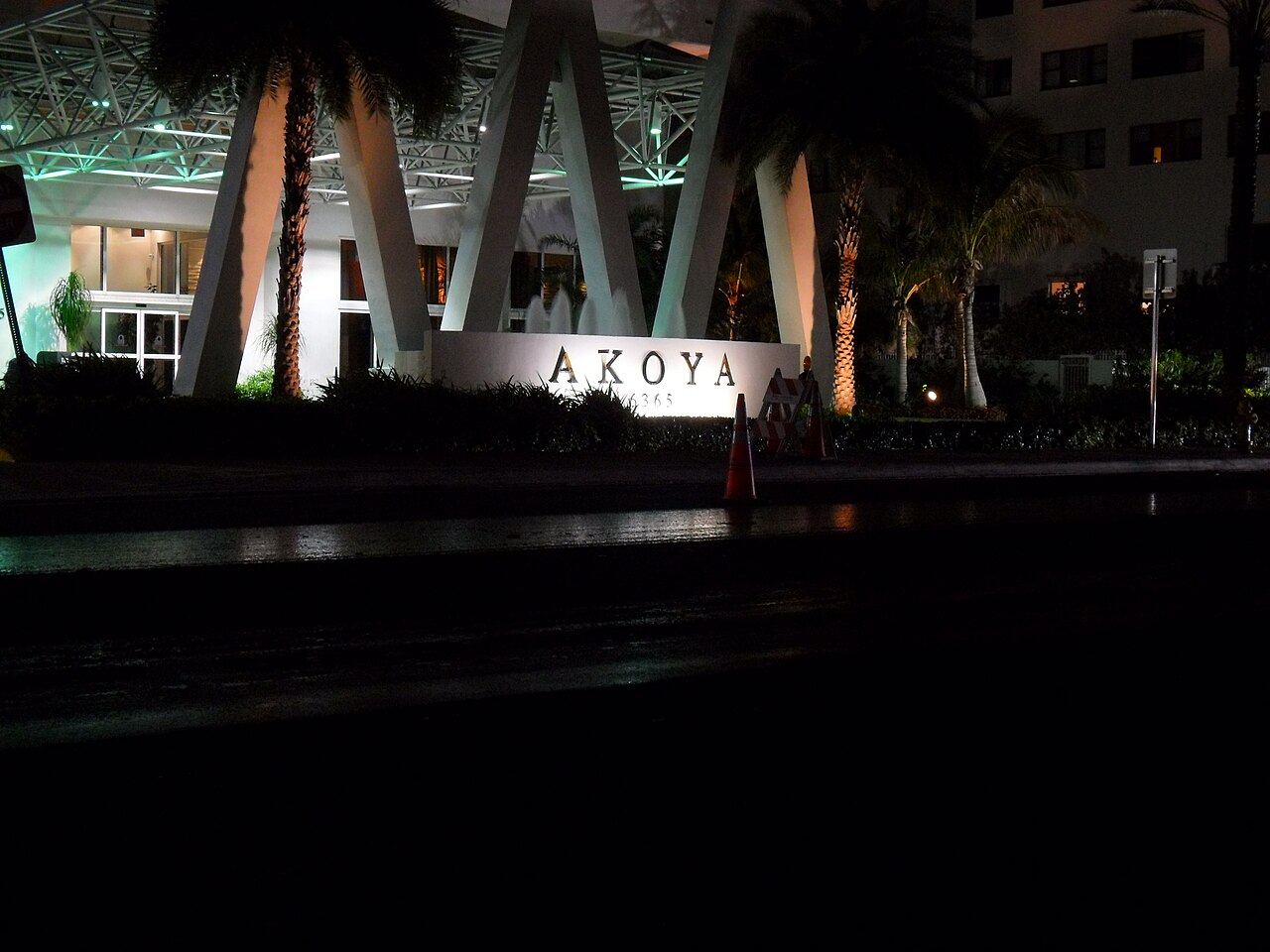 Akoya_Condominiums_entrance_on_Collins_Avenue_at_night.JPG