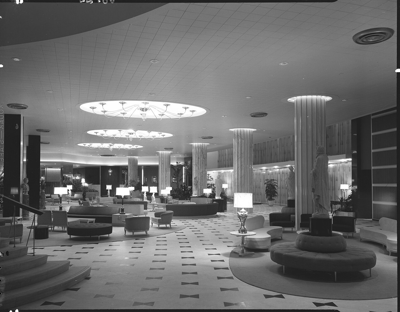 Fontainebleau_Hotel__Miami_Beach__Florida._LOC_gsc.5a30276.jpg