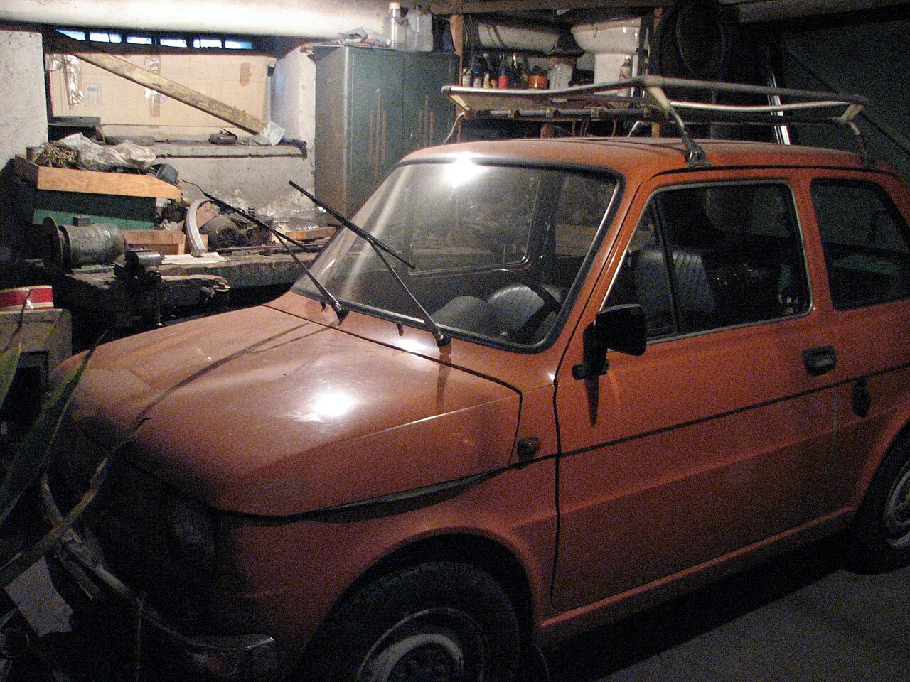 Polski_Fiat_126p_in_a_garage.jpg
