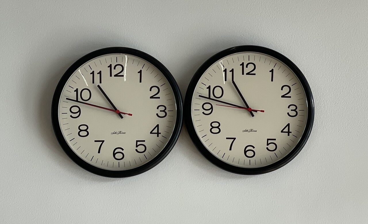 _Untitled___Perfect_Lovers___Felix_Gonzalez-Torres__Glenstone__cropped_.jpg