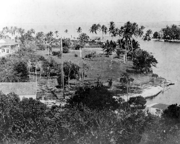 Fort_Dallas_at_the_mouth_of_the_Miami_River_-_Miami__Florida_1890s.jpg