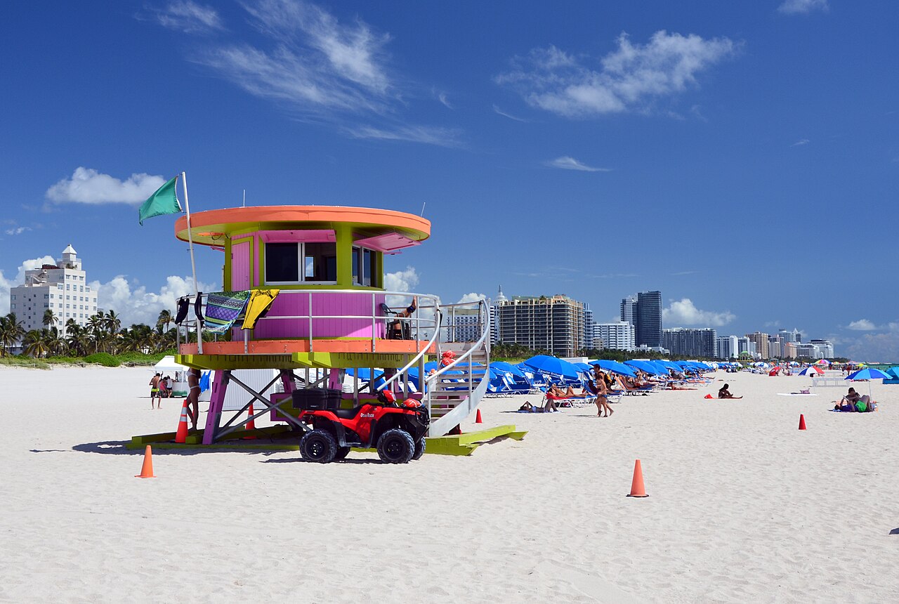 Lifeguards_stand_South_Beach_2.jpg