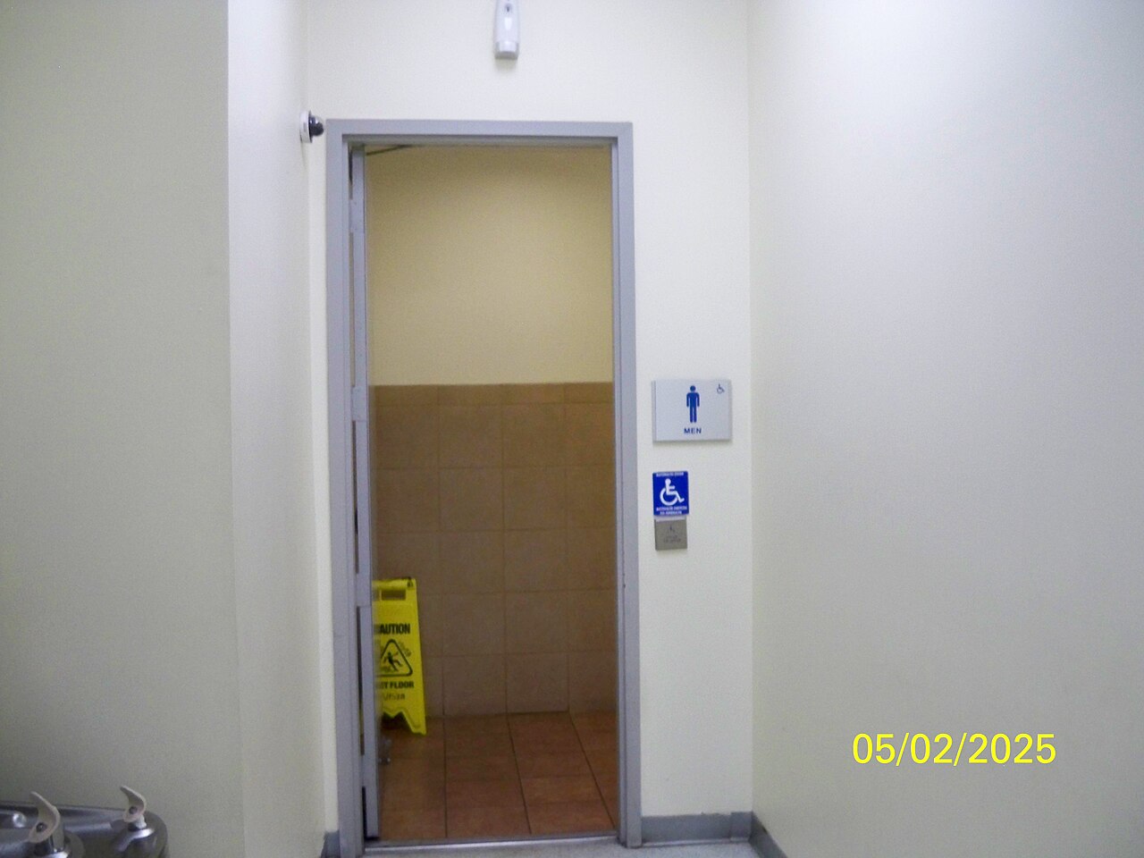 Exterior_of_mens_bathroom.jpg