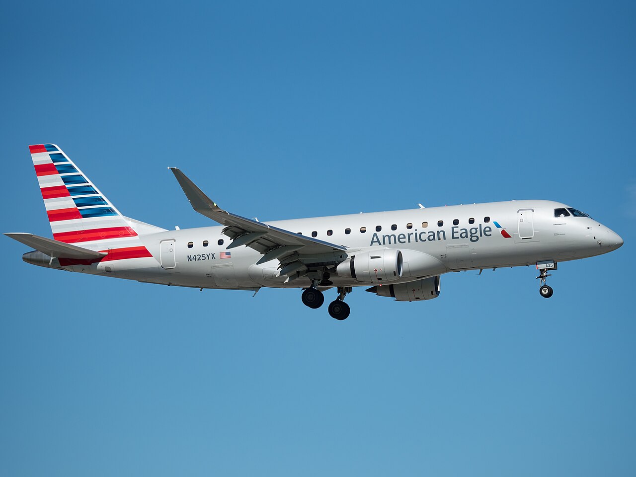 American_Eagle_Embraer_175__N425YX__at_Miami_International_Airport.jpg