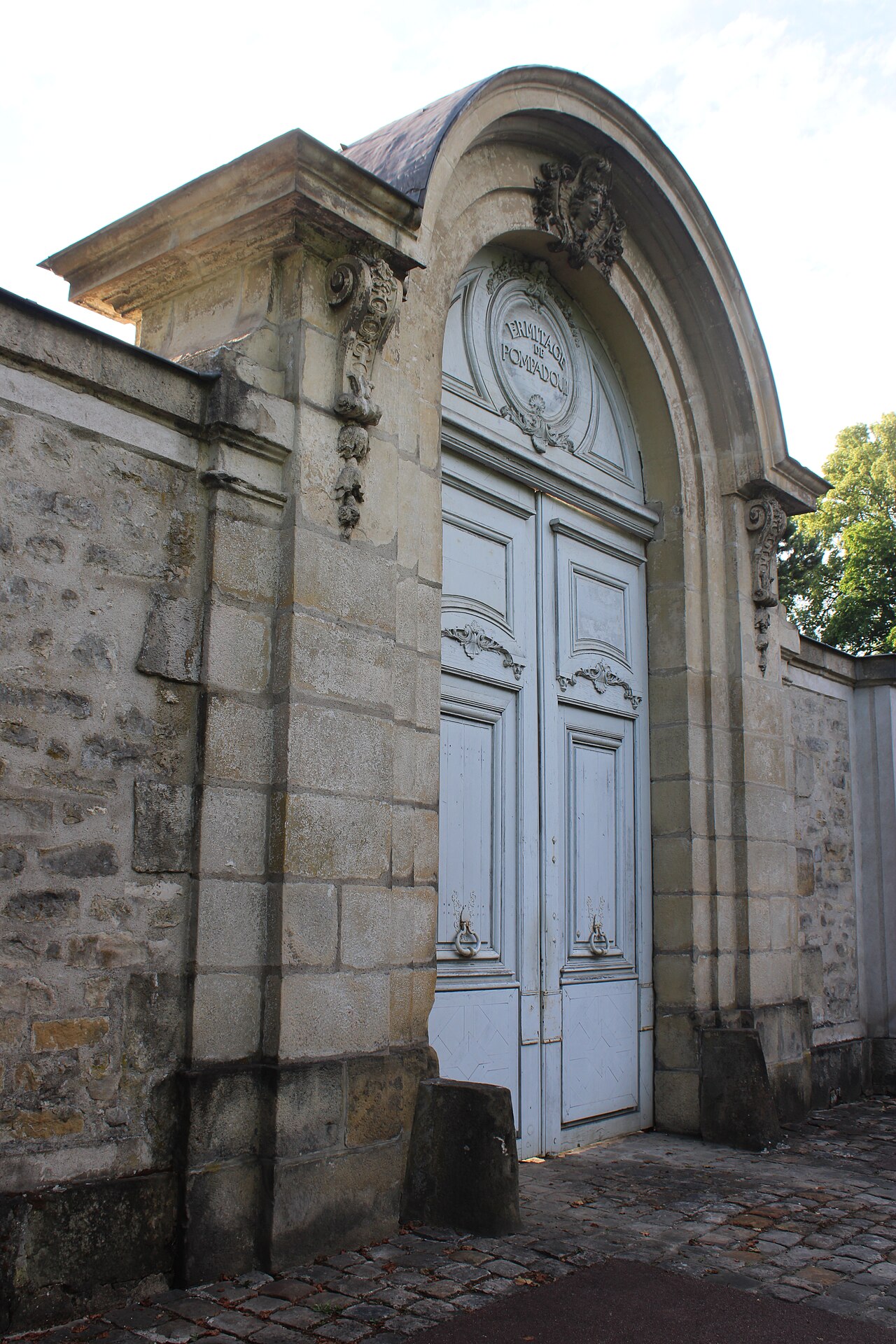 2021-06-20_19-58-34_-_Fontainebleau_-_H_tel_de_Pompadour.jpg