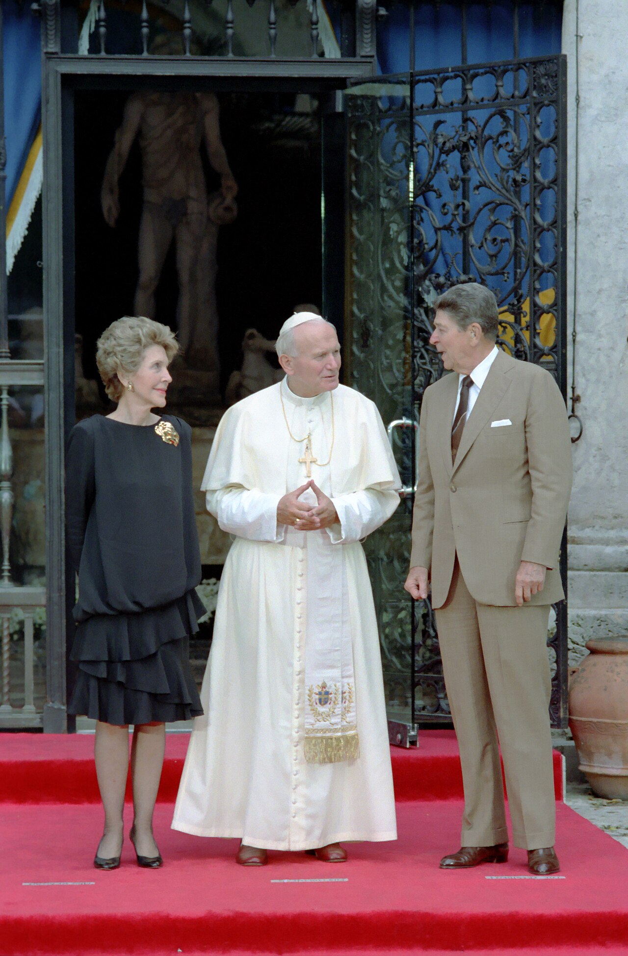 President_Ronald_Reagan_and_Nancy_Reagan_Visit_with_Pope_John_Paul_Ii_at_The_Vizcaya_Museum_in_Miami_Florida_-_DPLA_-_96399dbc4391810a33affce4e7df6c45.jpg