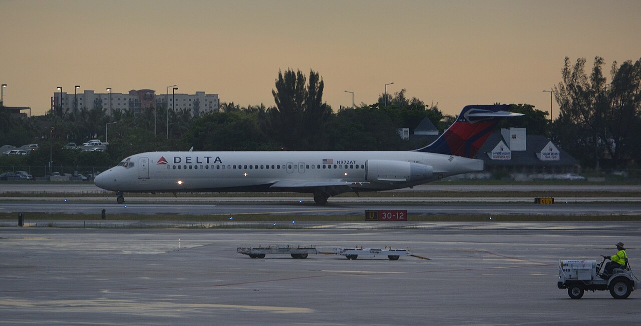 Delta_Air_Lines_B717-2BD__N972AT__as_DL_1982_LGA-MIA__21379491471_.jpg