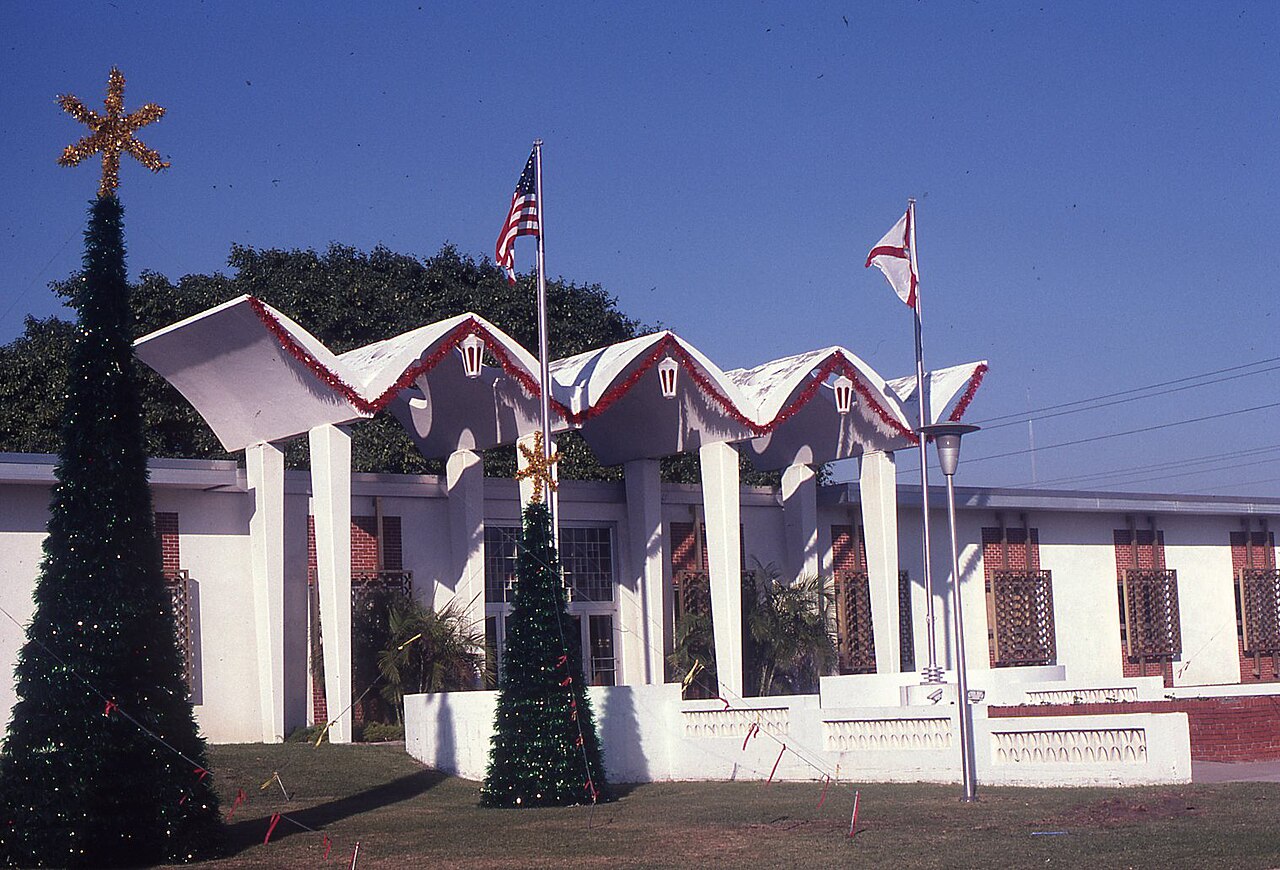 Boca_Raton_city_hall-Dec-1982.jpg
