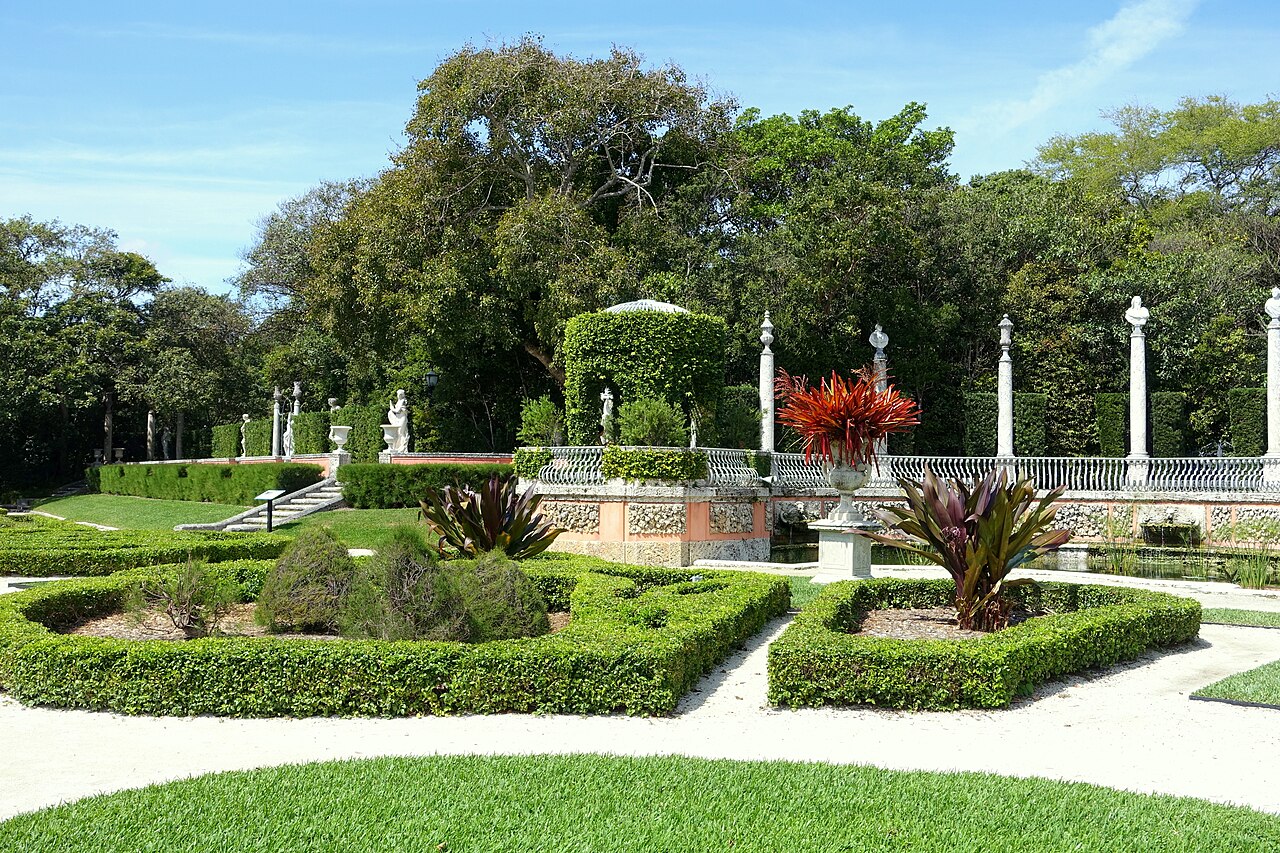 Formal_gardens_-_Vizcaya_Museum_and_Gardens_-_Miami__Florida_-_DSC08620.jpg