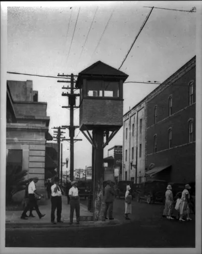 Traffic_tower_at_the_corner_of_Miami_Avenue_and_Flagler_Street