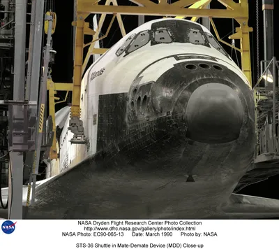 STS-36_Shuttle_in_Mate-Demate_Device__MDD__Close-up