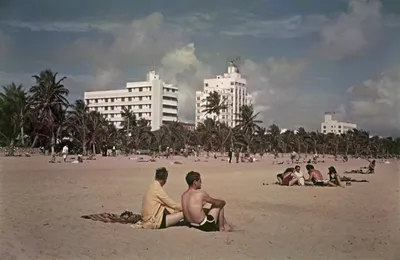 Miami_Beach__South_Beach_mit_Blick_zum_Hotel__TheTides__auf_dem_Ocean_Drive