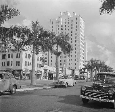Ocean_Drive_Boulrvard_in_Miami_met_het_Colonial_Hotel