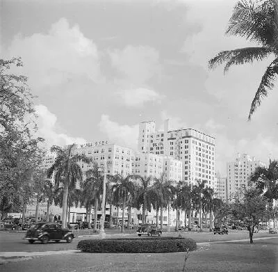 Ocean_Drive_Boulevard_in_Miami_met_het_Colonial_en_het_Mac_Allistar_Hotel