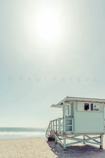 Manhattan_Beach_South_Pier_Lifeguard_Tower_Photo