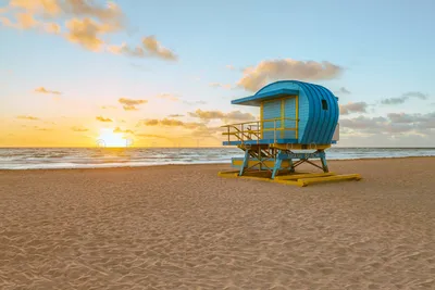 Miami_Beach_1st_Street_Lifeguard_Tower_at_Sunrise_Photo