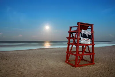 Moonrise_over_the_Atlantic_Ocean.