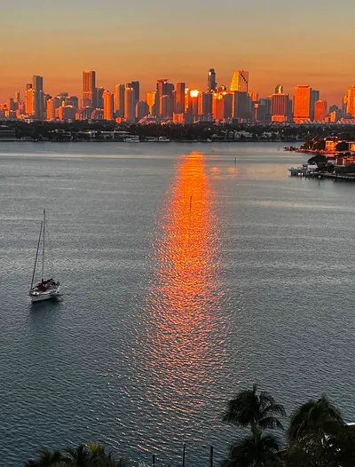 _____Sunrise_reflection_from_a_building_an_early_morning_and_in_the_right_moment.