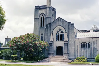 Woodlawn_Park_Cemetery_Mausoleum__Miami__1983