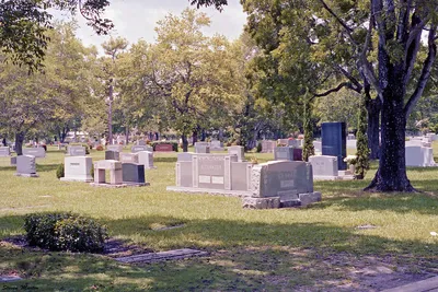 Woodlawn_Park_Cemetery__Miami__1983