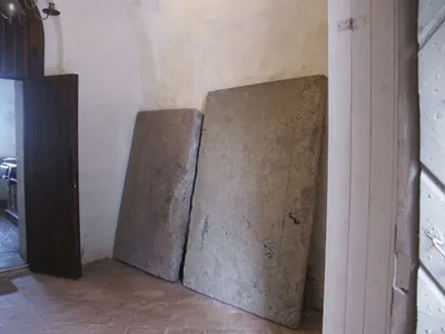 Gravh_llar_i_vapenhuset___Kulla_kyrka__Kulla_socken__Uppland_december_2002