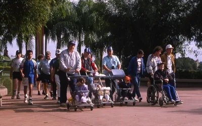 Menschen_mit_Wagen_in_einem_Park