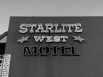 Starlite_West_Motel_Neon_Sign