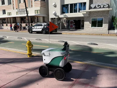 Salvatore_Robot_Delivering_on_South_Beach