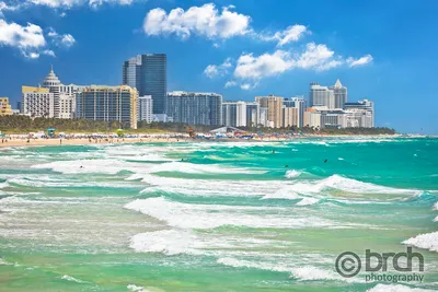 Miami_Beach_colorful_beach_and_ocean_view