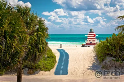 Miami_Beach_colorful_sand_beach_and_lifeguard_post_view