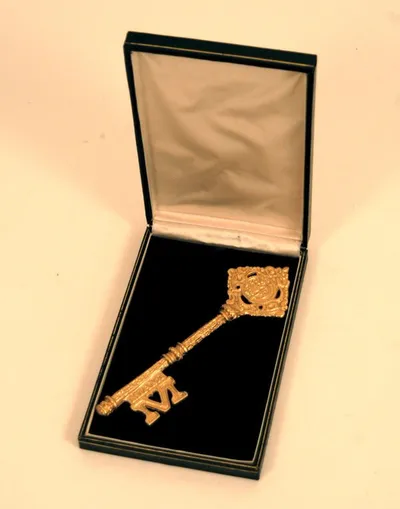 November_2__1984_-_Michael_and_his_brothers_receive_Miami_s_key_to_the_city__and_perform_at_the_Miami_Orange_Bowl.