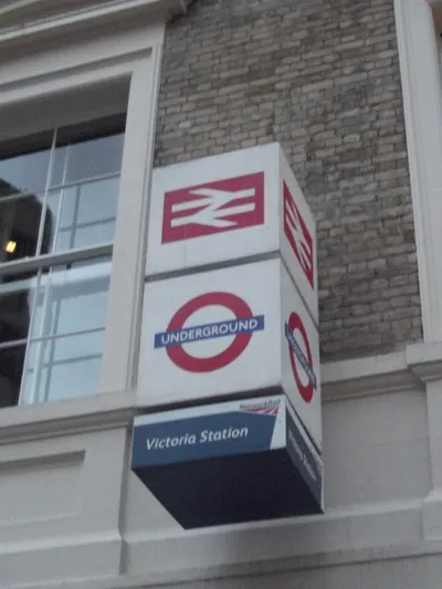 London_Victoria_Station_-_sign__8103900182_.jpg