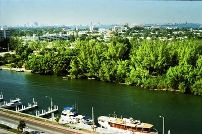 Indian_Creek_Inland_Waterway_Miami_Beach_Florida_USA_March_1983_023