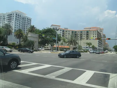 Coral_Gables_Miracle_Mile_Entrance_-_panoramio.jpg